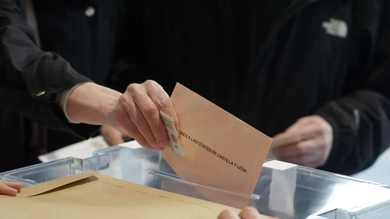 Las im&aacute;genes de la jornada electoral en Castilla y Le&oacute;n. ICAL