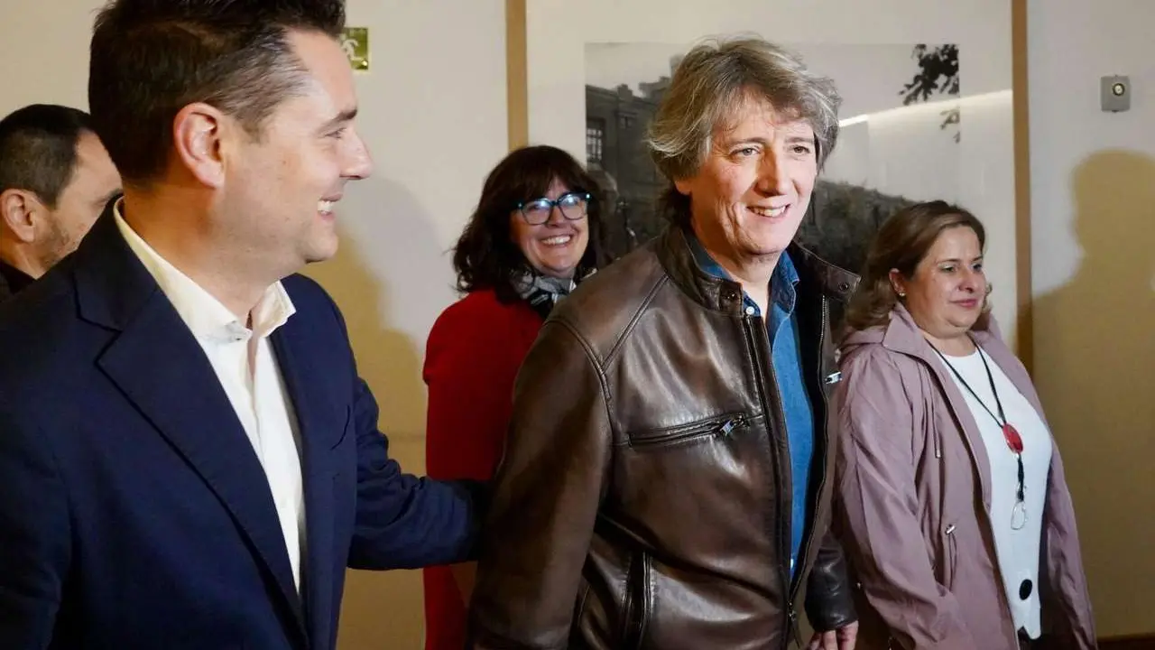 El candidato a la Presidencia de la Junta, Carlos Mart&iacute;nez, a su llegada al hotel en la noche electoral acompa&ntilde;ado de Daniel De la Rosa. Ical 