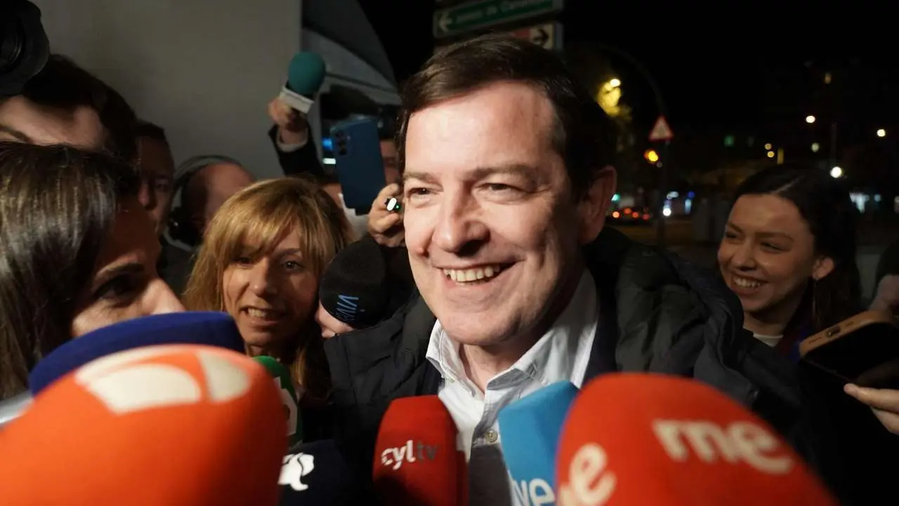 El candidato del PP a la Presidencia de la Junta de Castilla y Le&oacute;n, Alfonso Fern&aacute;ndez Ma&ntilde;ueco, a su llegada al hotel Alameda Palace de Salamanca para seguir la evoluci&oacute;n de los resultados electorales. Ical