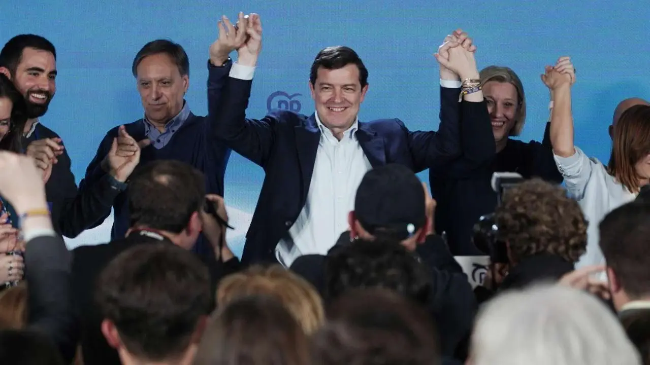 El candidato del PP a la Presidencia de la Junta de Castilla y Le&oacute;n, Alfonso Fern&aacute;ndez Ma&ntilde;ueco, celebra la victoria electoral en Salamanca. Rub&eacute;n Cacho. ICAL