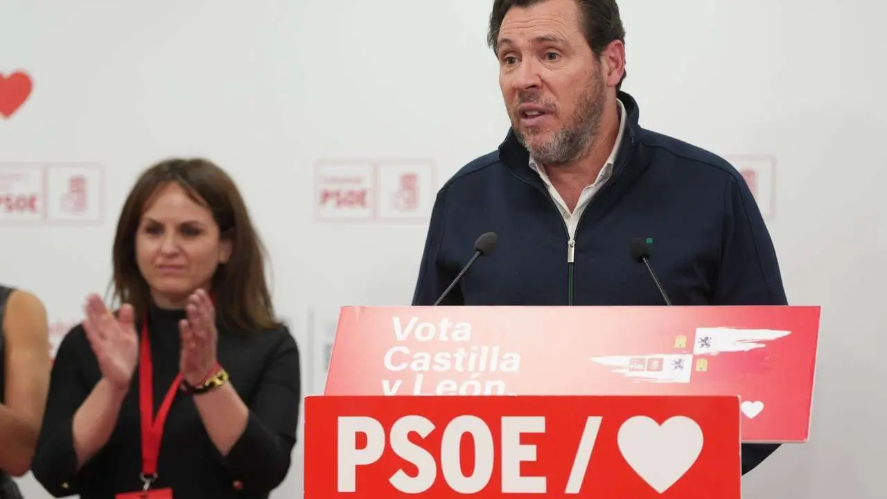 El ministro de Fomento, Oscar  Puente,  hace declaraciones en la sede del PSOE de Valladolid. R. Valtero. ICAL