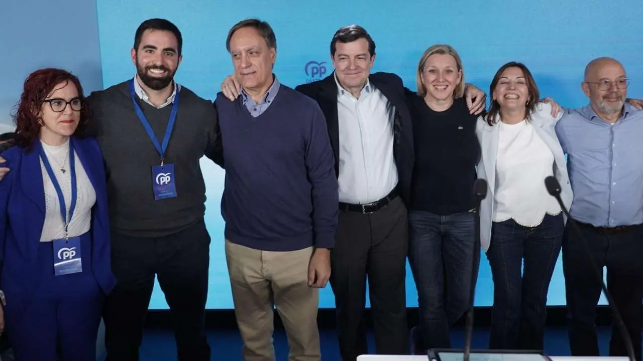 El candidato del PP a la Presidencia de la Junta de Castilla y Le&oacute;n, Alfonso Fern&aacute;ndez Ma&ntilde;ueco, a su llegada al hotel Alameda Palace de Salamanca para seguir la evoluci&oacute;n de los resultados electorales. Rub&eacute;n Cacho. ICAL