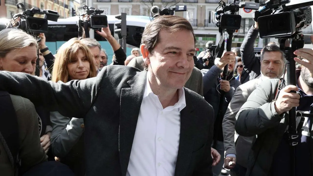 El presidente de Castilla y Le&oacute;n en funci&oacute;nes Alfonso Fern&aacute;ndez Ma&ntilde;ueco es recibido con una ovaci&oacute;n tras su victoria en las elecciones de este domingo, a su llegada a la Junta directiva nacional. Juan L&aacute;zaro. ICAL
