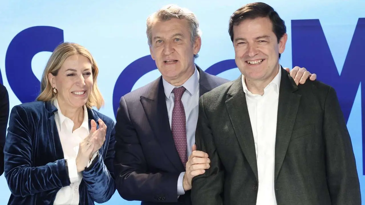 El presidente de Castilla y Le&oacute;n en funci&oacute;nes Alfonso Fern&aacute;ndez Ma&ntilde;ueco es recibido con una ovaci&oacute;n tras su victoria en las elecciones de este domingo, a su llegada a la Junta directiva nacional del PP. Juan L&aacute;zaro. ICAL