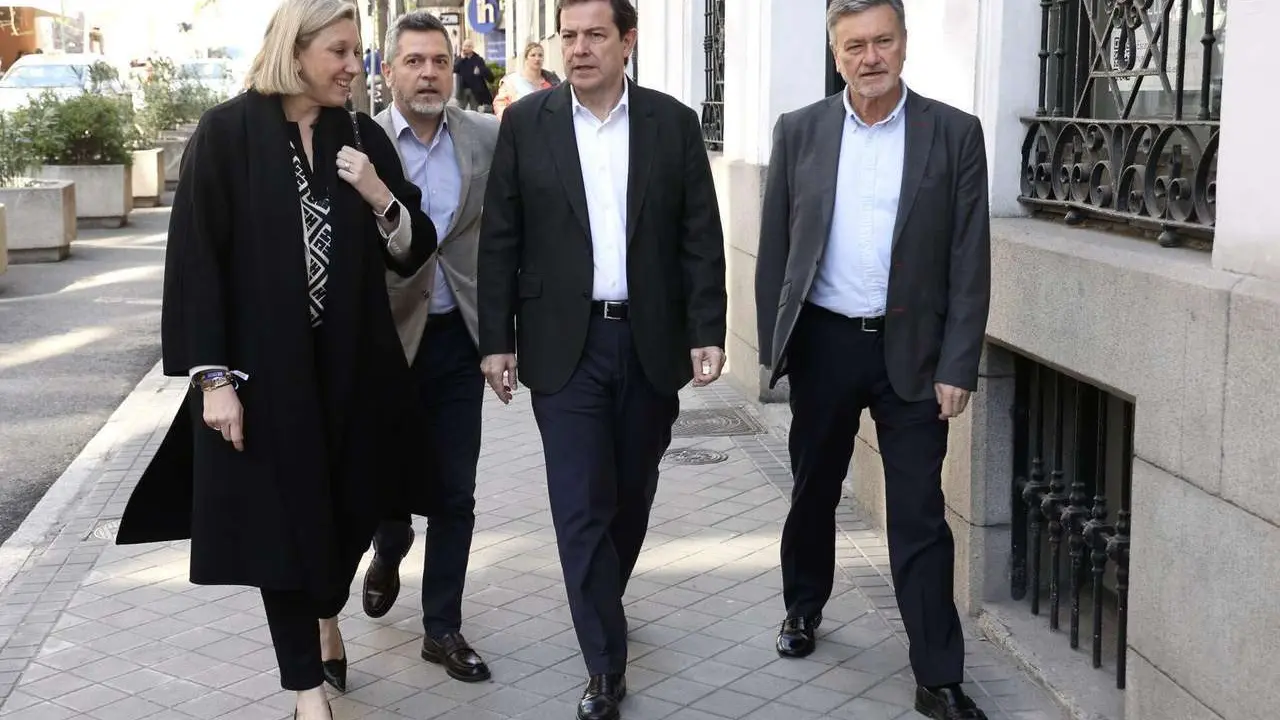 El presidente de Castilla y Le&oacute;n en funci&oacute;nes Alfonso Fern&aacute;ndez Ma&ntilde;ueco es recibido con una ovaci&oacute;n tras su victoria en las elecciones de este domingo, a su llegada a la Junta directiva nacional. Juan L&aacute;zaro. ICAL