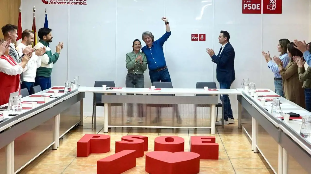 El secretario regional del PSOECyL Carlos Mart&iacute;nez recibe el aplauso de sus compa&ntilde;eros a su llegada a la reuni&oacute;n de la Ejecutiva Auton&oacute;mica. Miriam Chac&oacute;n. ICAL