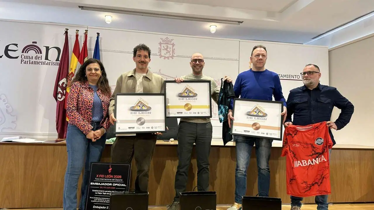 Javier Rodr&iacute;guez, del restaurante Delirios y tapas (en el centro), es el ganador de esta edici&oacute;n del concurso La Mejor Tapa de Le&oacute;n. 