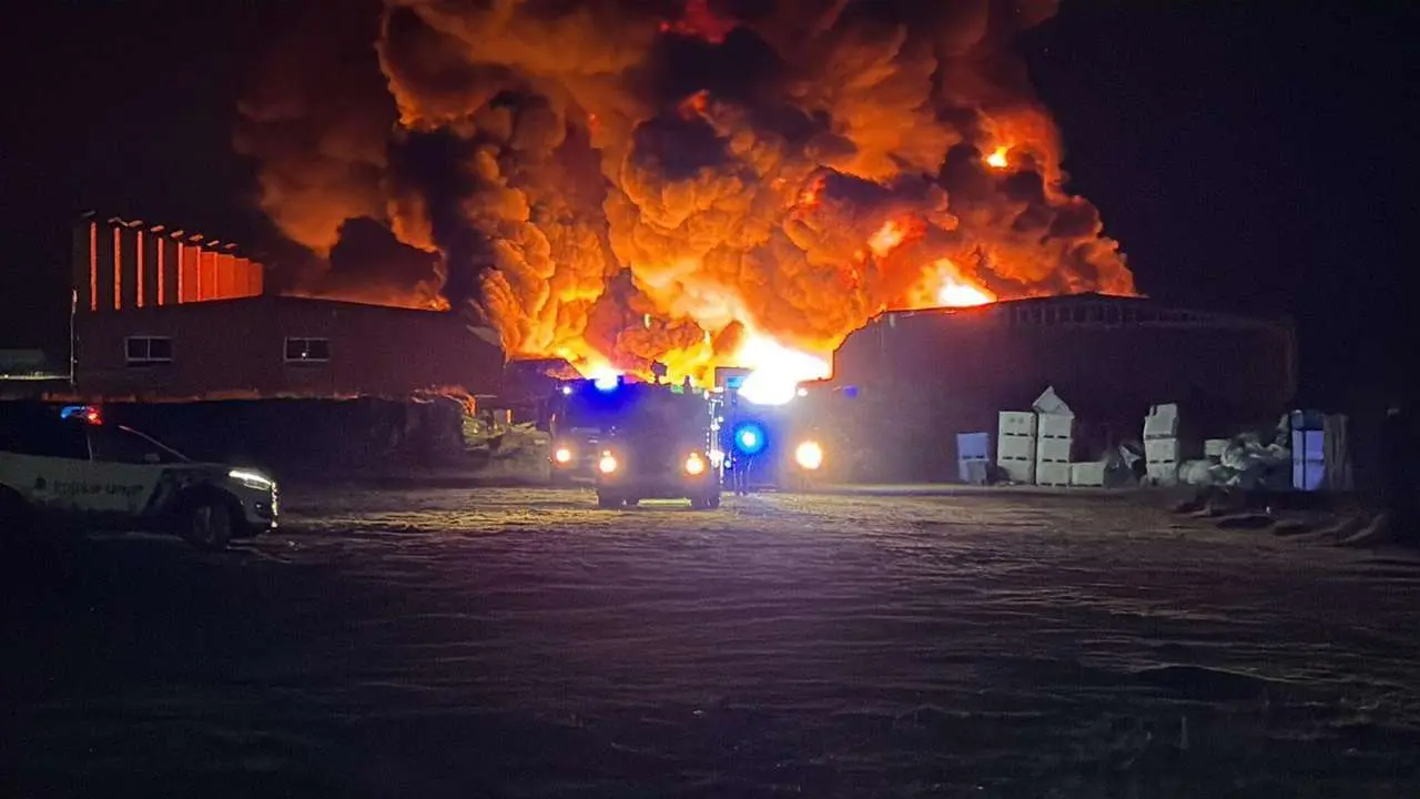 Imagen de archivo de un reciente incendio en una nave industrial de La Ba&ntilde;eza. Las causas a&uacute;n no se han dado a conocer. | LE&Oacute;N24HORAS