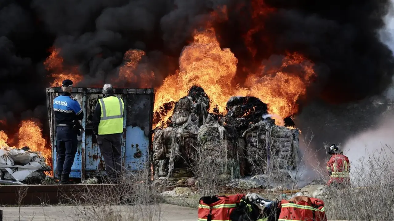 La situaci&oacute;n del incendio ha mejorado, pero se mantiene el nivel 1 de emergencias. | ICAL
