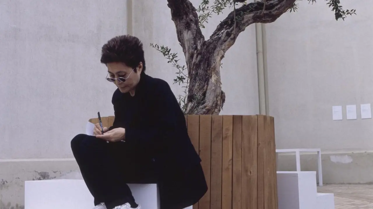 Yoko Ono preparando El &aacute;rbol de los deseos en Alicante (1997). | MIGUEL &Aacute;NGEL VALERO