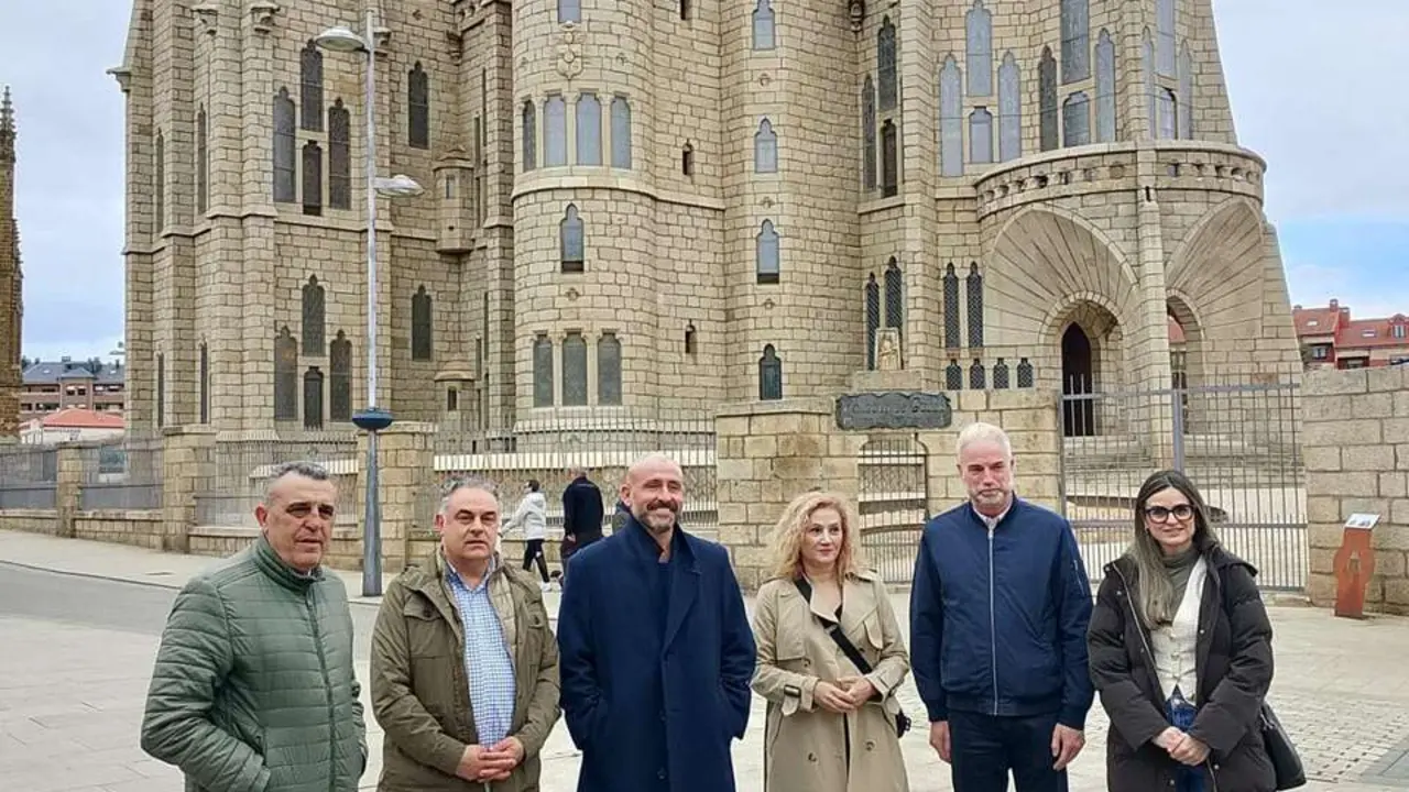 El vicesecretario nacional de Educaci&oacute;n e Igualdad del PP, Jaime de los Santos, visita el Palacio Episcopal de Astorga
