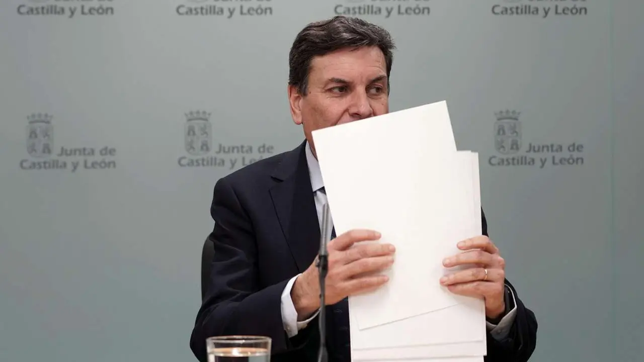 El consejero de Econom&iacute;a y Hacienda y portavoz, Carlos Fern&aacute;ndez Carriedo, comparece en rueda de prensa posterior al Consejo de Gobierno. Rub&eacute;n Cacho. ICAL