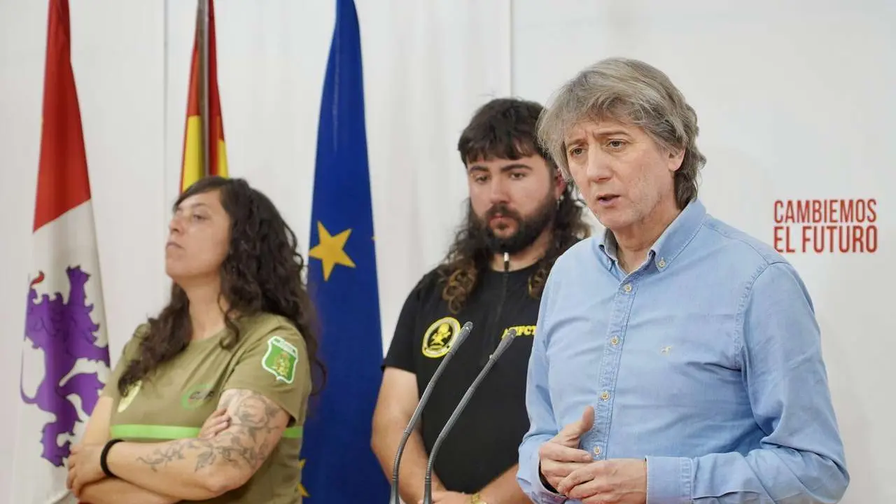 El secretario general del PSOECyL, Carlos Mart&iacute;nez, comparece tras mantener una reuni&oacute;n de trabajo con sindicatos de agentes ambientales de Castilla y Le&oacute;n. Miriam Chac&oacute;n