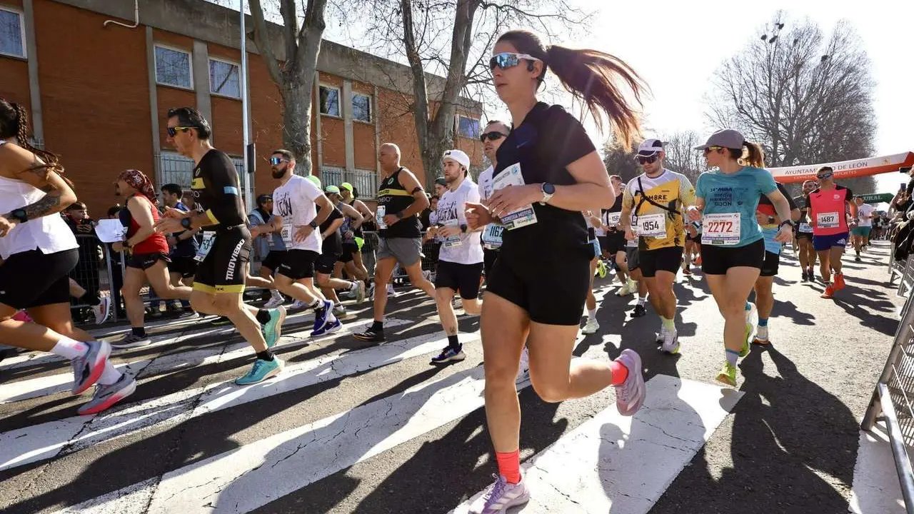 Salida de la XVI edici&oacute;n de la Media Marat&oacute;n de Le&oacute;n y la Carrera 5K , a las que acude el alcalde de la ciudad, Jos&eacute; Antonio Diez