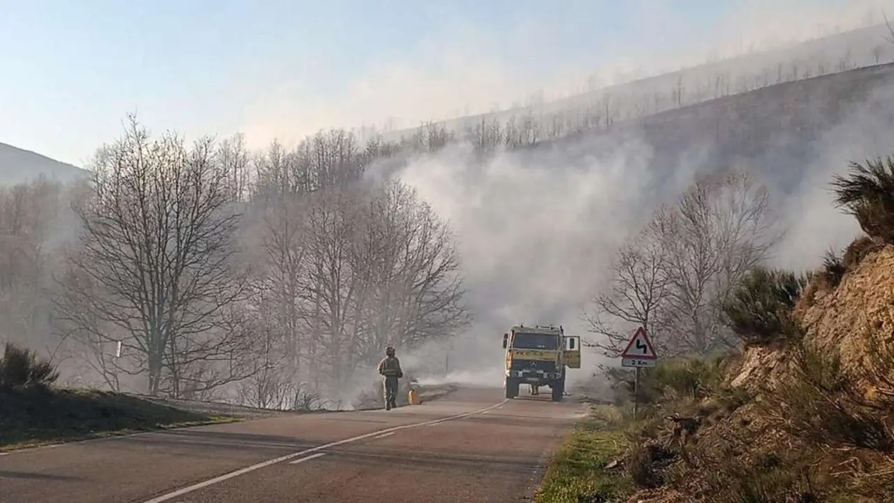 Imagen de archivo de un incendio en el municipio berciano de Ig&uuml;e&ntilde;a, hace unos meses. | ICAL