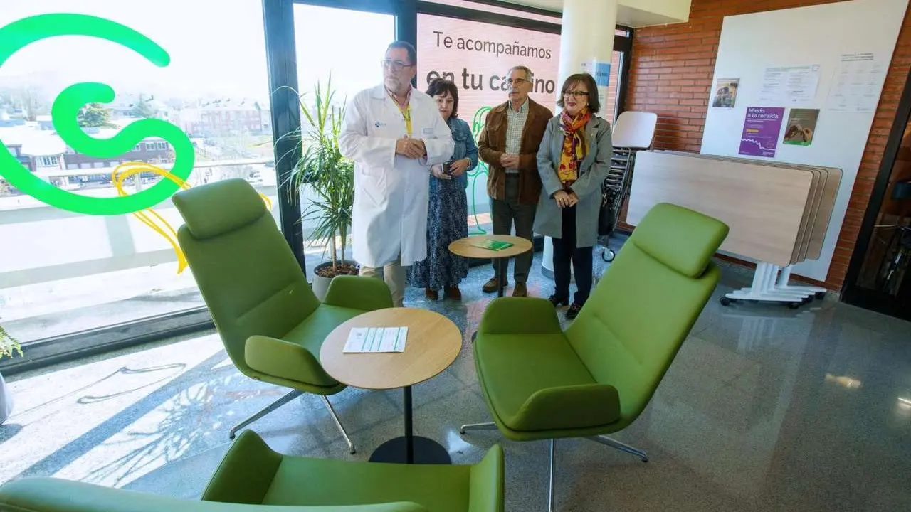 El gerente de la Gerencia de Asistencia Sanitaria del Bierzo, Juan Ortiz de Saracho (2I), junto al presidente de la Asociaci&oacute;n Espa&ntilde;ola Contra el C&aacute;ncer en Le&oacute;n, Estanislao de Luis (2D), la presidenta de la Asociaci&oacute;n Espa&ntilde;ola Contra el C&aacute;ncer de Ponferrada, Mar&iacute;a &Aacute;ngeles Mart&iacute;n (D), y la directora de Gesti&oacute;n y Servicios Generales en la Gerencia de Asistencia Sanitaria del Bierzo, Sara Alonso (I), durante la inauguraci&oacute;n de la Sala de Respiro de Oncohematolog&iacute;a del Hospital de El Bierzo. C&eacute;sar S&aacute;nchez. Ical.