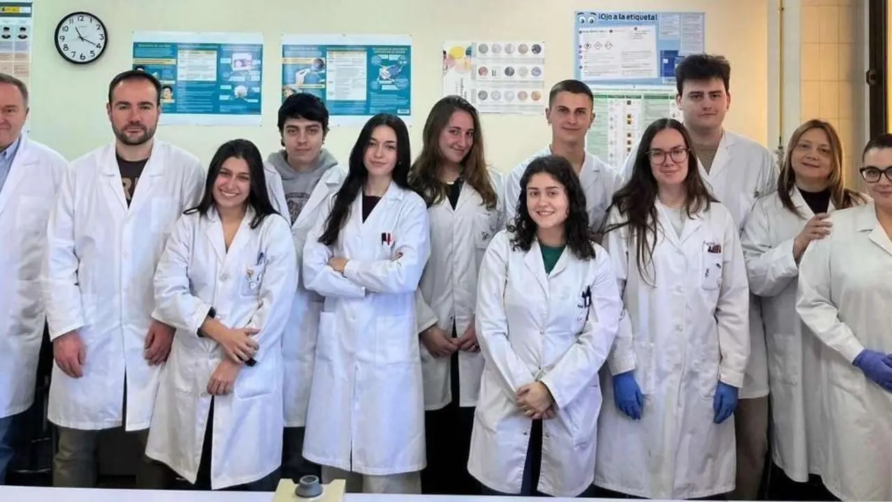 C&eacute;sar Guti&eacute;rrez Mart&iacute;n, primero por la izda, con el grupo de investigaci&oacute;n BACRESPI de la ULE.