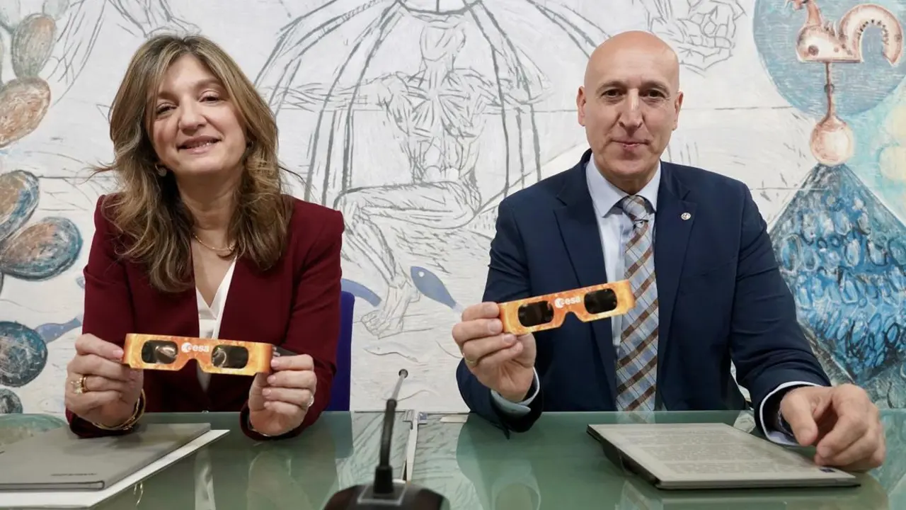 La rectora de la Universidad de Le&oacute;n, Nuria Gonz&aacute;lez, y el alcalde de Le&oacute;n, Jos&eacute; Antonio Diez, presentan una actividad conjunta ciudadana que desarrollar&aacute;n ambas instituciones. | ICAL
