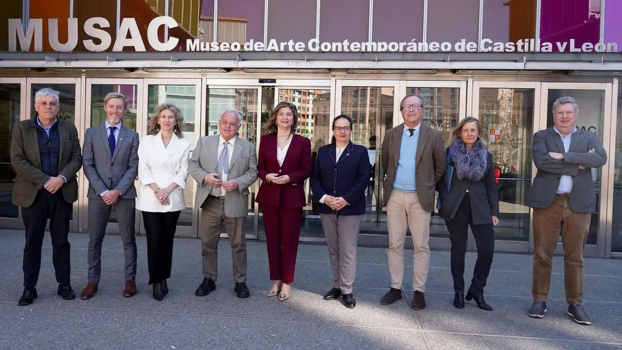 La rectora de la Universidad de Le&oacute;n, Nuria Gonz&aacute;lez; el consejero de Cultura, Turismo y Deporte en funciones, Gonzalo Santoja; la presidenta de la Junta Mayor de Cofrad&iacute;as y Hermandades de la Semana Santa de Le&oacute;n, Diana Bel&eacute;n Garc&iacute;a, y la investigadora de la ULE, Ana Mar&iacute;a Gonz&aacute;lez, presentan el estudio el impacto econ&oacute;mico y social de la Semana Santa de Le&oacute;n 2025. Campillo. ICAL
