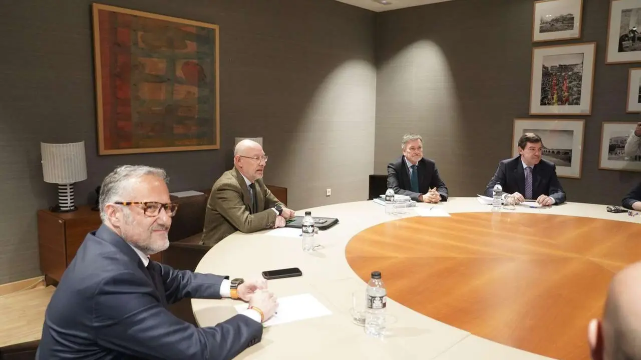 El presidente del PP de Castilla y Le&oacute;n, Alfonso Fern&aacute;ndez Ma&ntilde;ueco, acompa&ntilde;ado por miembros de su formaci&oacute;n, se re&uacute;ne con el candidato de Vox, Carlos Poll&aacute;n, y otros dirigentes de este partido, tras las pasadas elecciones auton&oacute;micas. Rub&eacute;n Cacho. ICAL