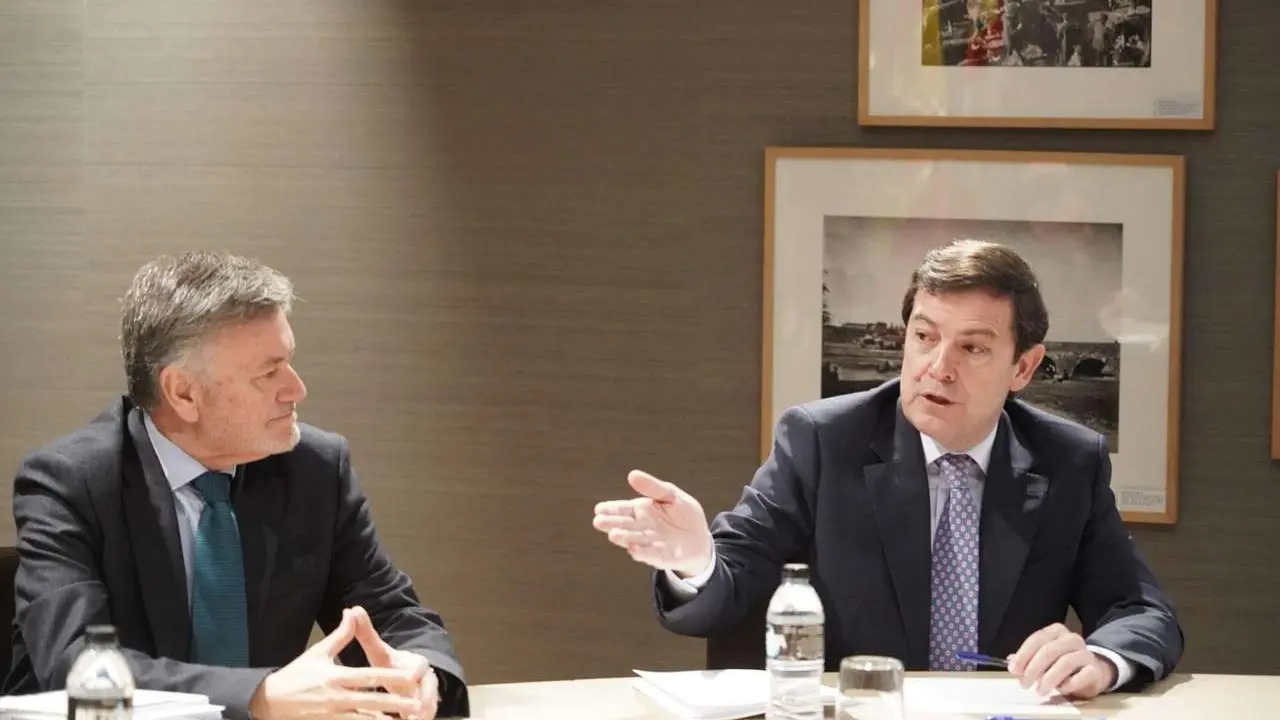 El presidente del PP de Castilla y Le&oacute;n, Alfonso Fern&aacute;ndez Ma&ntilde;ueco, acompa&ntilde;ado por miembros de su formaci&oacute;n, se re&uacute;ne con el candidato de Vox, Carlos Poll&aacute;n, y otros dirigentes de este partido, tras las pasadas elecciones auton&oacute;micas. Rub&eacute;n Cacho. Ical