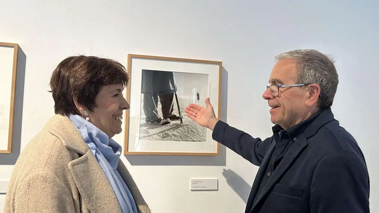 La concejala de Cultura, Elena Aguado, y el comisario de la muestra de Carlos Saura, el fot&oacute;grafo Chema Conesa.