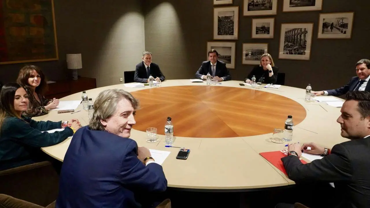 El presidente de la Junta Alfonso Fern&aacute;ndez Ma&ntilde;ueco de re&uacute;ne con el secretario auton&oacute;mico del PSOECyL, Carlos Mart&iacute;nez. Miriam Chac&oacute;n