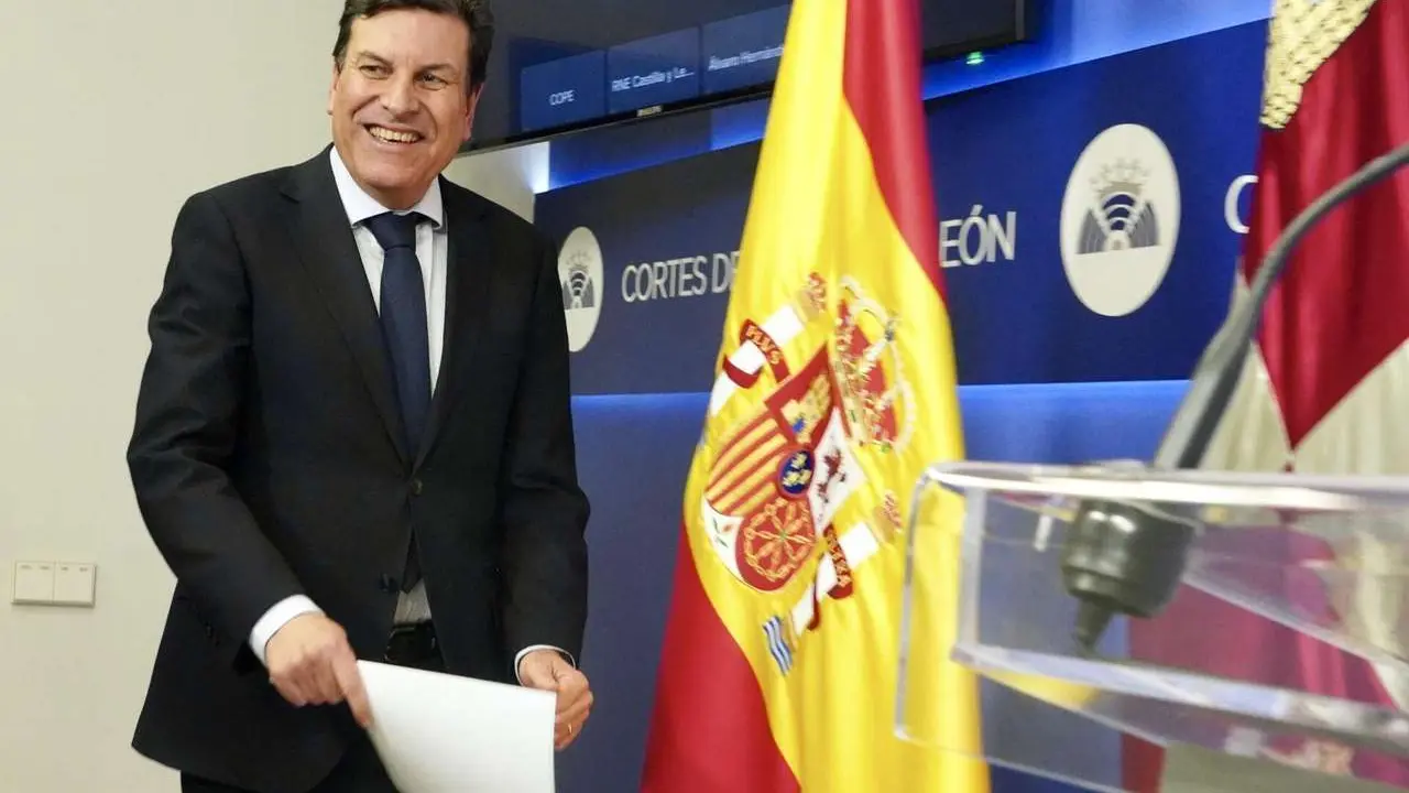 El portavoz de la Junta Carlos Fern&aacute;ndez Carriedo atiende a los medios tras la ronda de di&aacute;logo del PP con los partidos tras las elecciones. Miriam Chac&oacute;n
