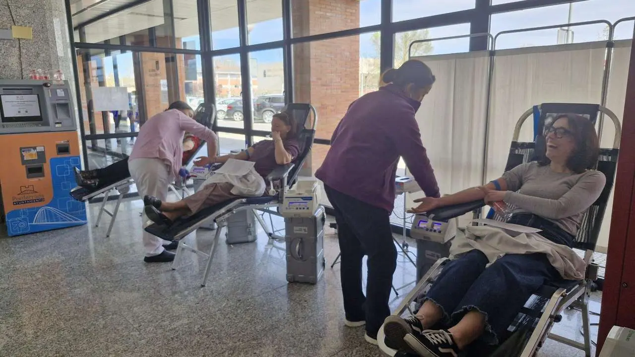 Donantes en el vest&iacute;bulo del Hospital El Bierzo.
