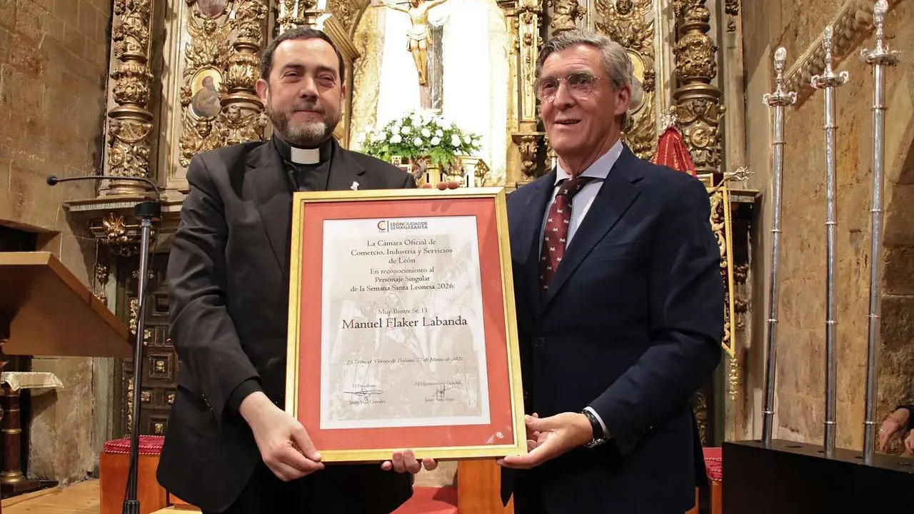 El alcalde, Jos&eacute; Antonio D&iacute;ez, el presidente en funciones de las Cortes, Carlos Poll&aacute;n y el consejero en funciones, Juan Carlos Su&eacute;rez Qui&ntilde;ones asisten al acto de entrega de la distinci&oacute;n de Personaje Singular de la Semana Santa de Le&oacute;n a Manuel Fl&aacute;ker. Peio Garc&iacute;a. ICAL