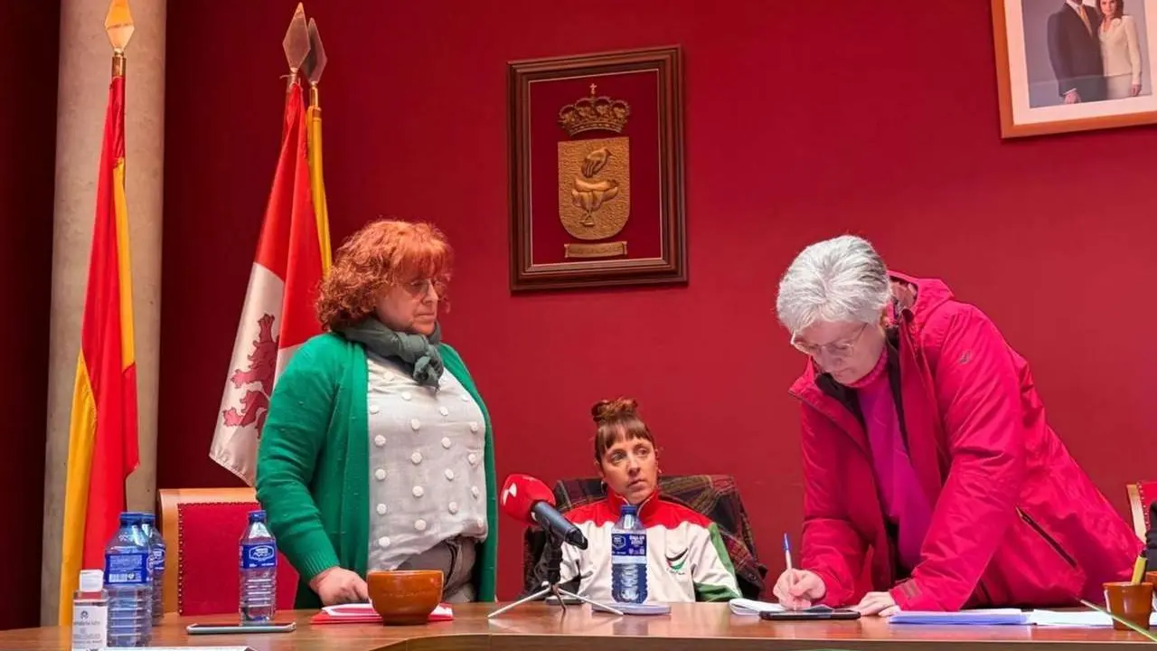 Vicenta Garc&iacute;a, nueva alcaldesa de Mansilla de las Mulas (Le&oacute;n) tras prosperar la moci&oacute;n de censura contra Camino Lozano