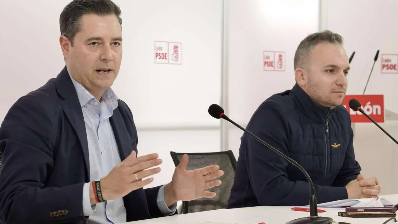 El secretario de Organizaci&oacute;n del PSOE de Castilla y Le&oacute;n, Daniel de la Rosa, y el de Le&oacute;n, Daniel San Jos&eacute;, comparecen tras mantener una reuni&oacute;n de trabajo y an&aacute;lisis del resultado electoral a nivel provincial y auton&oacute;mico