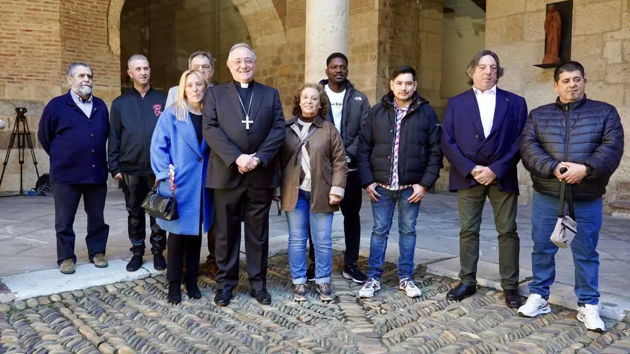 El obispo de Le&oacute;n, Luis &Aacute;ngel de las Heras, recibe al grupo de internos del Centro Penitenciario de Mansilla de las Mulas y del Centro de Inserci&oacute;n Social-CIS &lsquo;Jes&uacute;s Haddad&rsquo; que participar&aacute;n como braceros en la Procesi&oacute;n del Perd&oacute;n