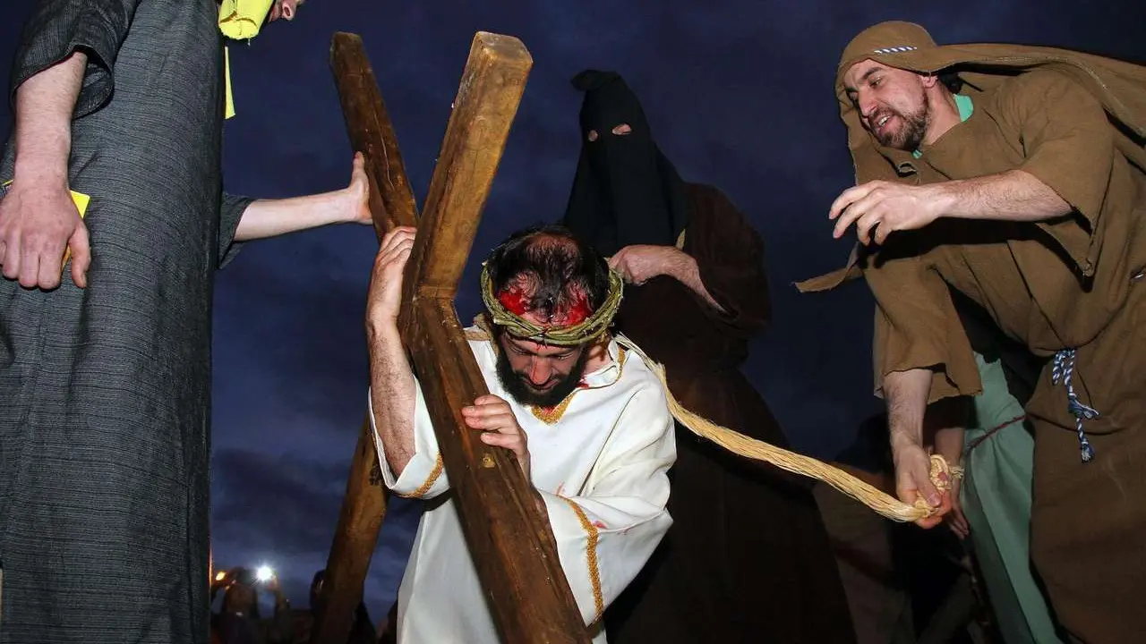 Alrededor de un centenar de vecinos escenifican en la localidad leonesa de Jim&eacute;nez de Jamuz un Viacrucis viviente que conmemora su 40 aniversario. Peio Garc&iacute;a. Ical
