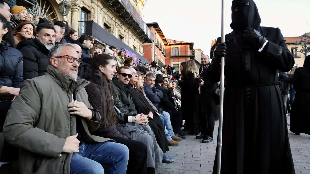 Celebraci&oacute;n del acto de &lsquo;El Encuentro&rsquo; en el transcurso de la Procesi&oacute;n de los Pasos de la Cofrad&iacute;a del Dulce Nombre de Jes&uacute;s Nazareno de la Semana Santa de Le&oacute;n
