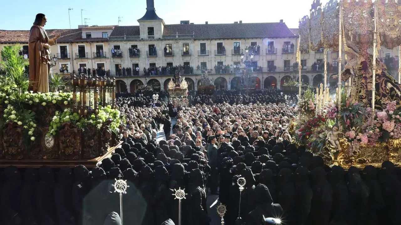 Celebraci&oacute;n del acto de &lsquo;El Encuentro&rsquo; en el transcurso de la Procesi&oacute;n de los Pasos de la Cofrad&iacute;a del Dulce Nombre de Jes&uacute;s Nazareno de la Semana Santa de Le&oacute;n