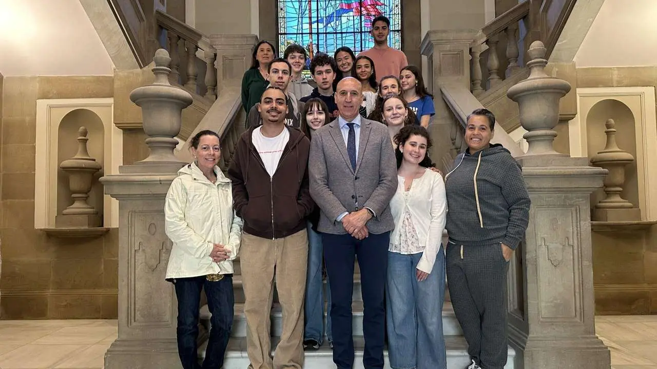 Jos&eacute; Antonio Diez, alcalde de Le&oacute;n, con los estudiantes de intercambio del Divina Pastora.