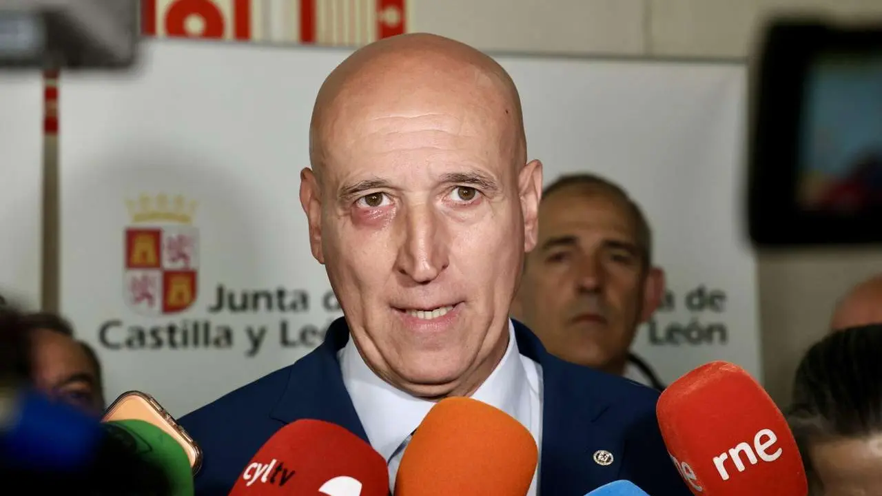 El consejero de Movilidad y Transformaci&oacute;n Digital, Jos&eacute; Luis Sanz, y el alcalde de Le&oacute;n, Jos&eacute; Antonio Diez, participan en la constituci&oacute;n de la Comisi&oacute;n de Seguimiento del Consorcio de Transporte Metropolitano del &Aacute;rea Funcional de Le&oacute;n. Campillo