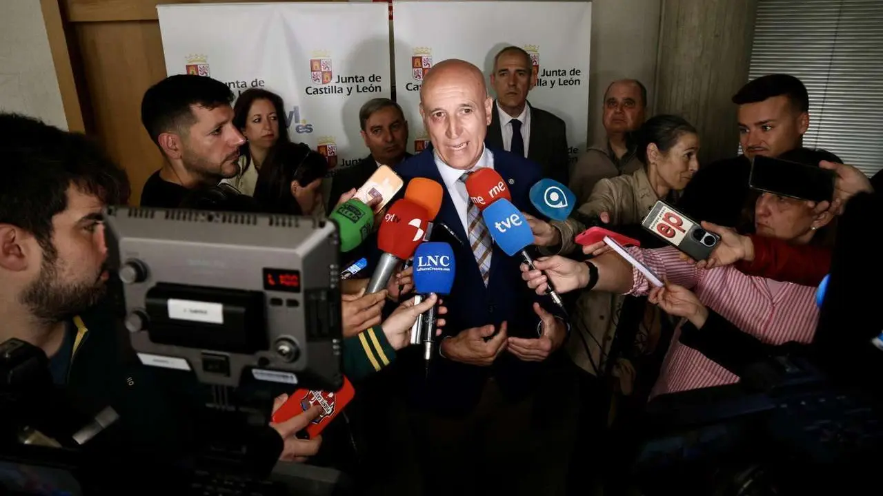 El consejero de Movilidad y Transformaci&oacute;n Digital, Jos&eacute; Luis Sanz, y el alcalde de Le&oacute;n, Jos&eacute; Antonio Diez, participan en la constituci&oacute;n de la Comisi&oacute;n de Seguimiento del Consorcio de Transporte Metropolitano del &Aacute;rea Funcional de Le&oacute;n. Campillo