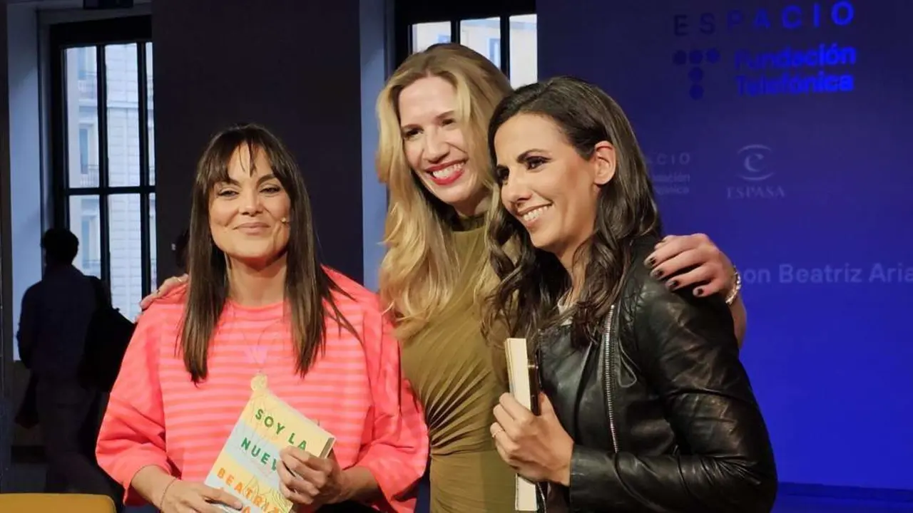 La periodista Beatriz Arias acompa&ntilde;ada de M&oacute;nica Carrillo y Ana Pastor