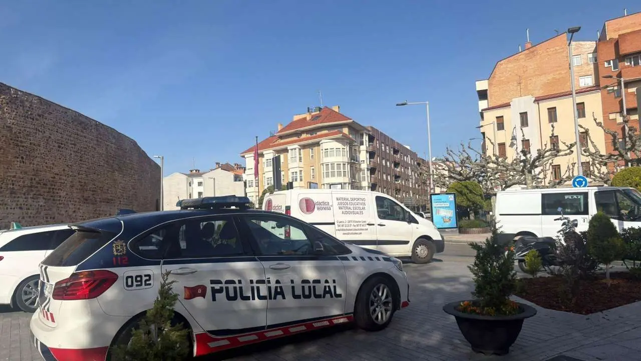 Un veh&iacute;culo de la Polic&iacute;a Local. | LE&Oacute;N24HORAS