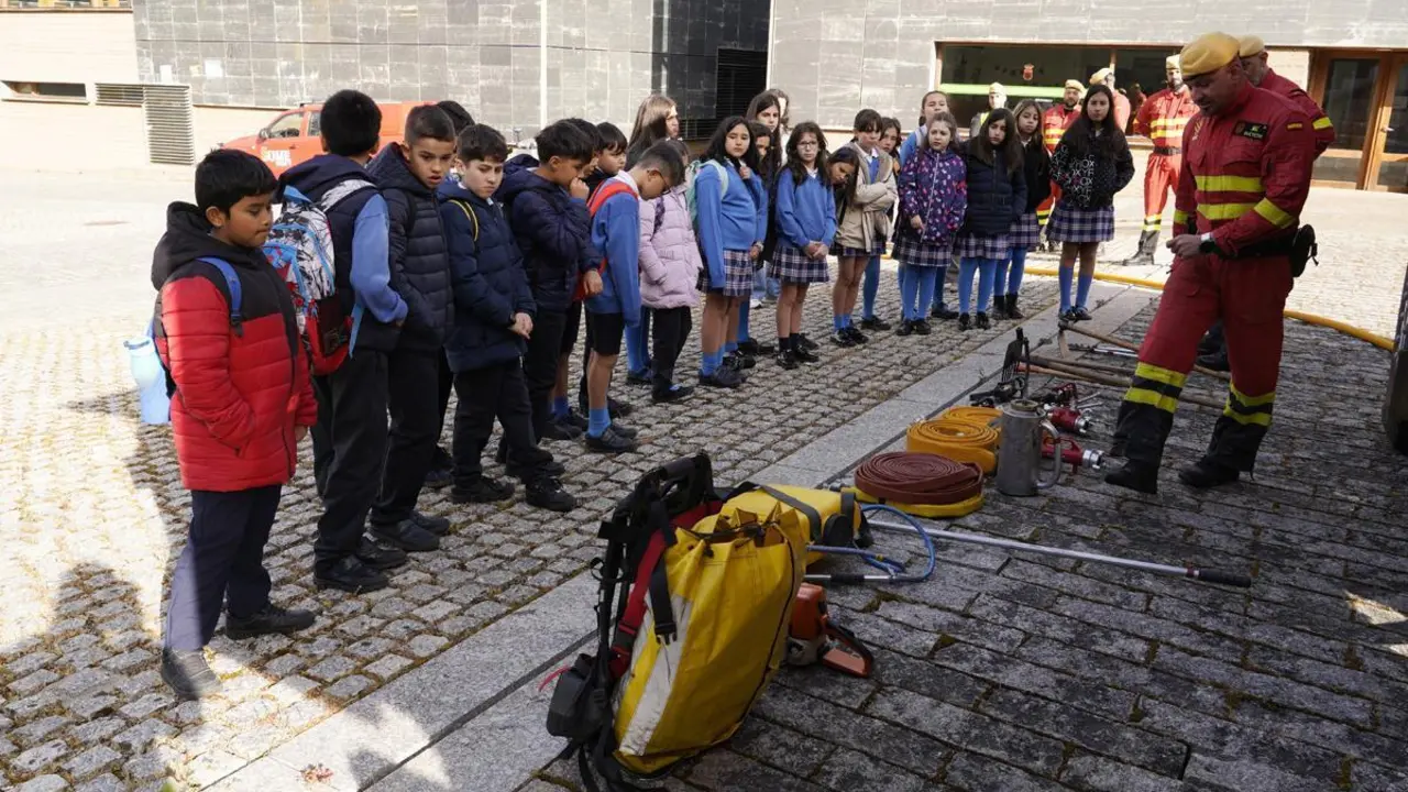 'Plant&eacute;monos', los talleres de la ULE contra los incendios, ya han llegado a 1.500 escolares. | ICAL 