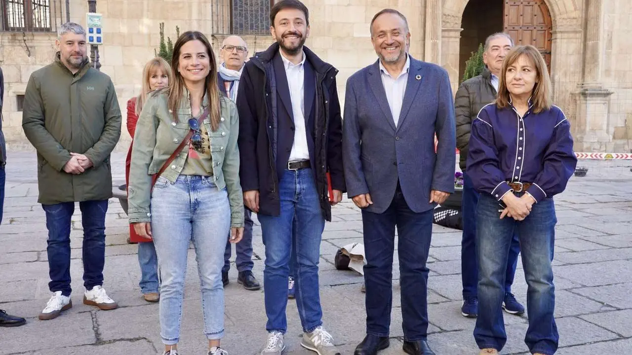 El secretario de Pol&iacute;tica Municipal del PSOE de Castilla y Le&oacute;n, Fran D&iacute;az, y el presidente de la Diputaci&oacute;n de Le&oacute;n, Gerardo &Aacute;lvarez Courel, mantienen un encuentro de trabajo con el Grupo Socialista. La vicesecretaria general del PSOECyL y vicepresidenta segunda de las Cortes, Nuria Rubio, tambi&eacute;n asiste al encuentro. Campillo