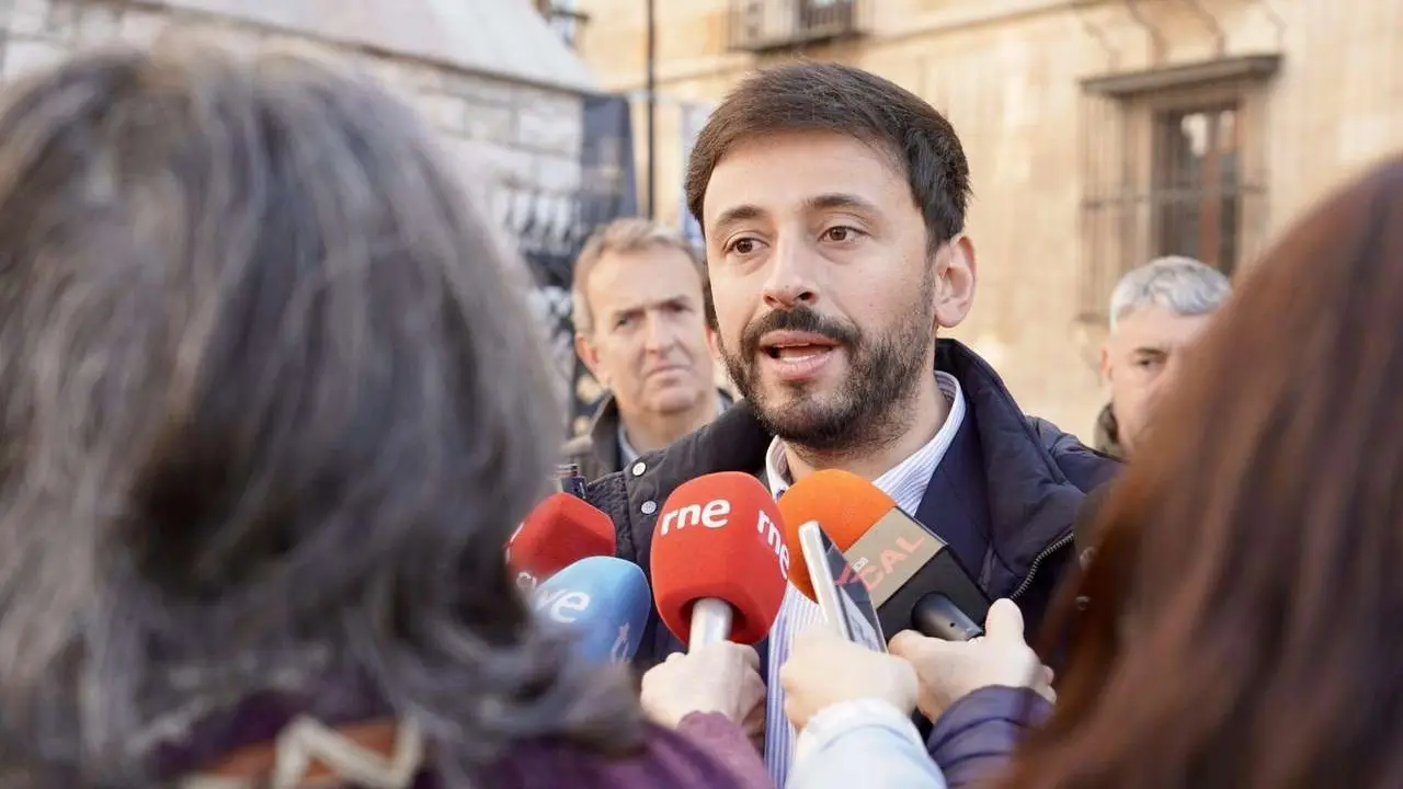 El secretario de Pol&iacute;tica Municipal del PSOE de Castilla y Le&oacute;n, Fran D&iacute;az, y el presidente de la Diputaci&oacute;n de Le&oacute;n, Gerardo &Aacute;lvarez Courel, mantienen un encuentro de trabajo con el Grupo Socialista. La vicesecretaria general del PSOECyL y vicepresidenta segunda de las Cortes, Nuria Rubio, tambi&eacute;n asiste al encuentro. Campillo