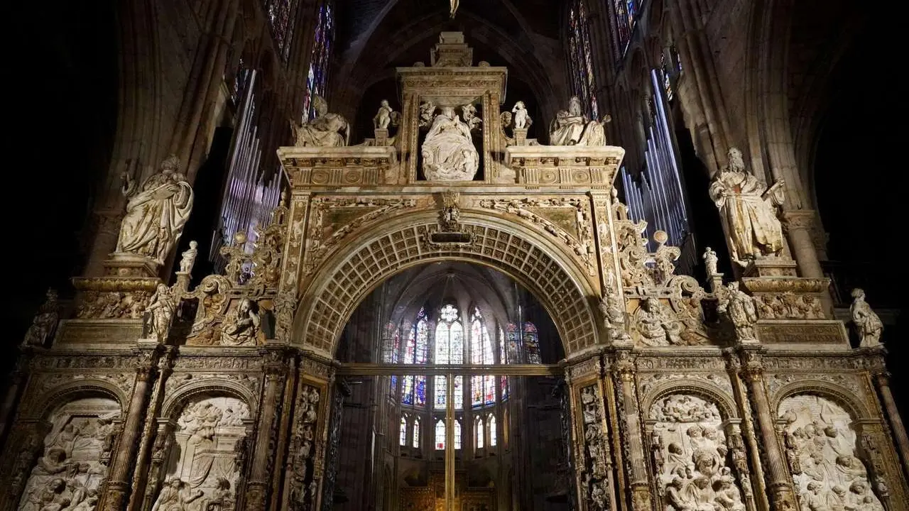 La directora general de Patrimonio Cultural y Bellas Artes del Ministerio de Cultura, &Aacute;ngeles Albert, y el obispo de Le&oacute;n, Luis &Aacute;ngel de las Heras, presentan el resultado del proyecto de restauraci&oacute;n del trascoro de la Catedral de Le&oacute;n. Tambi&eacute;n participan la restauradora del Instituto del Patrimonio Cultural de Espa&ntilde;a, Noelia Yanguas, restauradora del IPCE, y una representante de la empresa adjudicataria, Talleres de Arte Granda, Francisca Soto Morales. Campillo