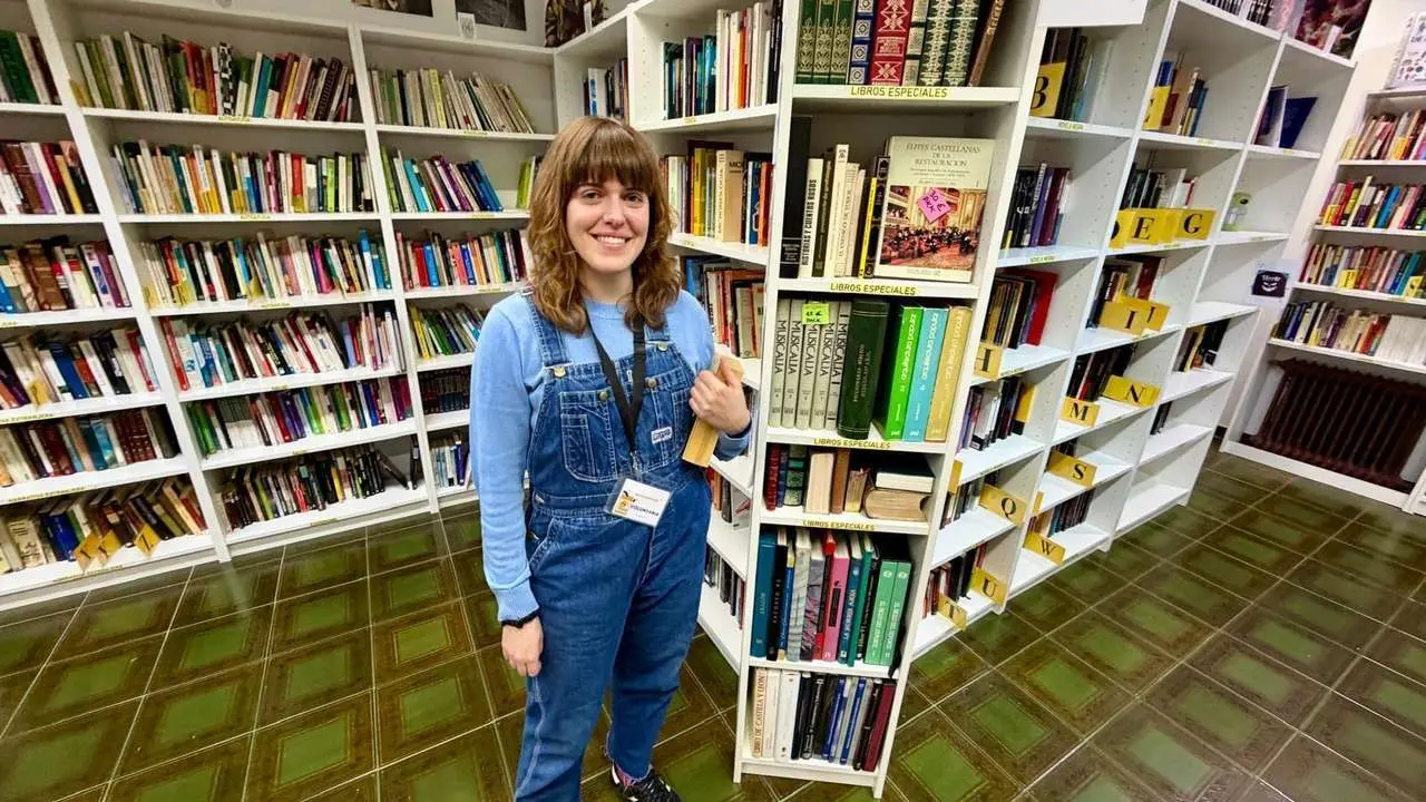 La librer&iacute;a solidaria Aida est&aacute; ubicada en la avenida Padre Isla. Funciona gracias a la labor de voluntarios como Alba, en la imagen. | SM 
