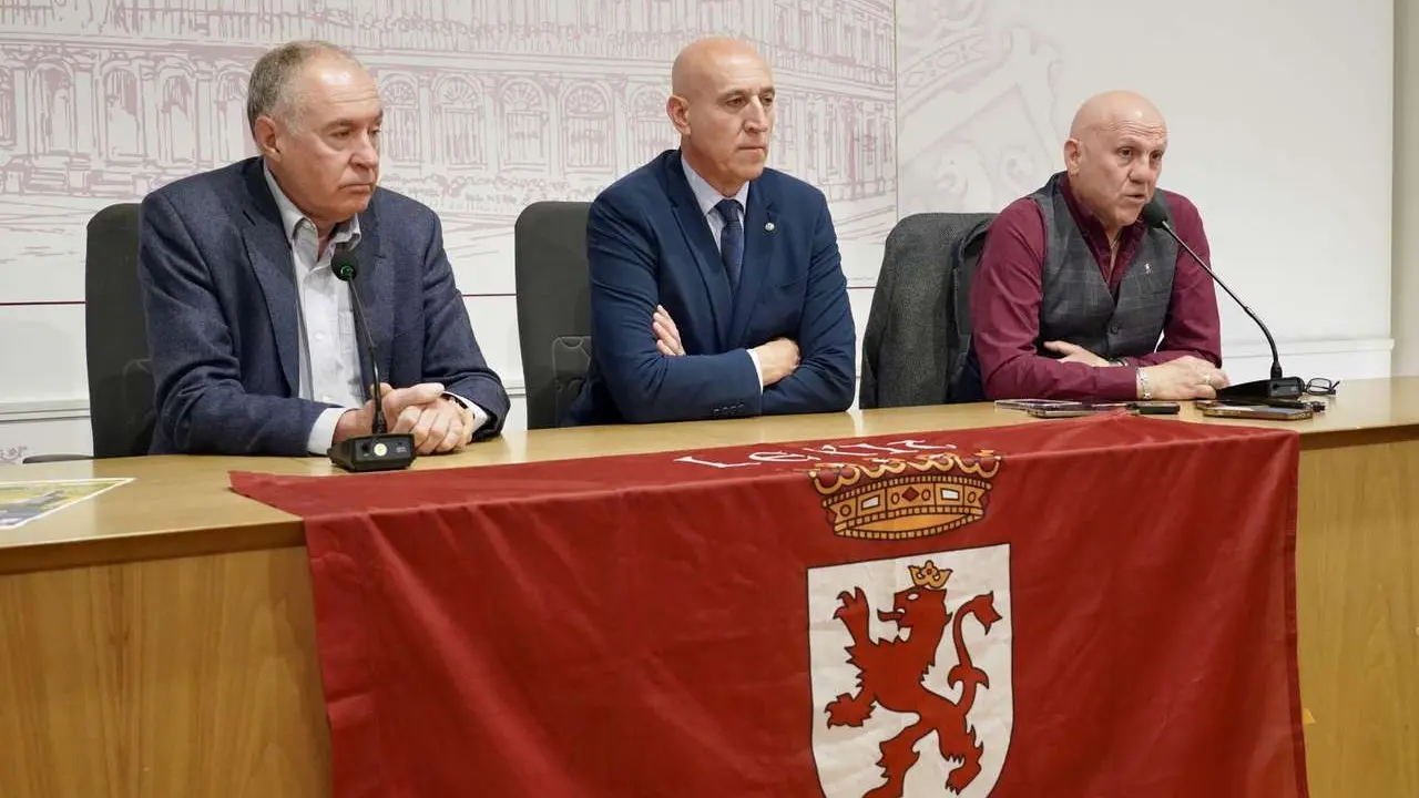 El alcalde de Le&oacute;n, Jos&eacute; Antonio Diez, presenta el V Camino a la Libertad junto al portavoz del Grupo Municipal de Uni&oacute;n del Pueblo Leon&eacute;s, Eduardo L&oacute;pez Sendino, y Carlos Gonz&aacute;lez, de Conceyu Pa&iacute;s Llion&eacute;s. Campillo