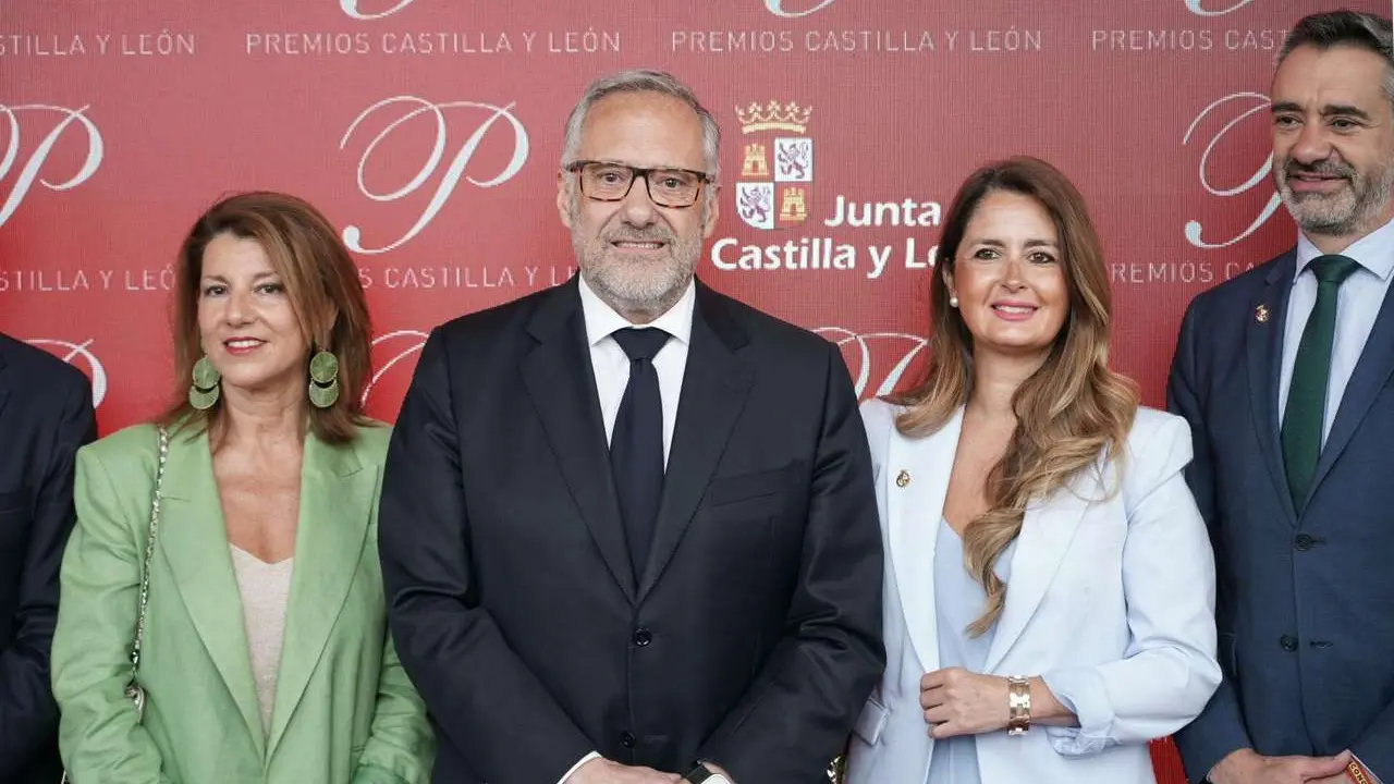 El portavoz parlamentario de Vox, Carlos Poll&aacute;n, atiende a los medios de comunicaci&oacute;n durante la entrega de los Premios Castilla y Le&oacute;n. Rub&eacute;n Cacho