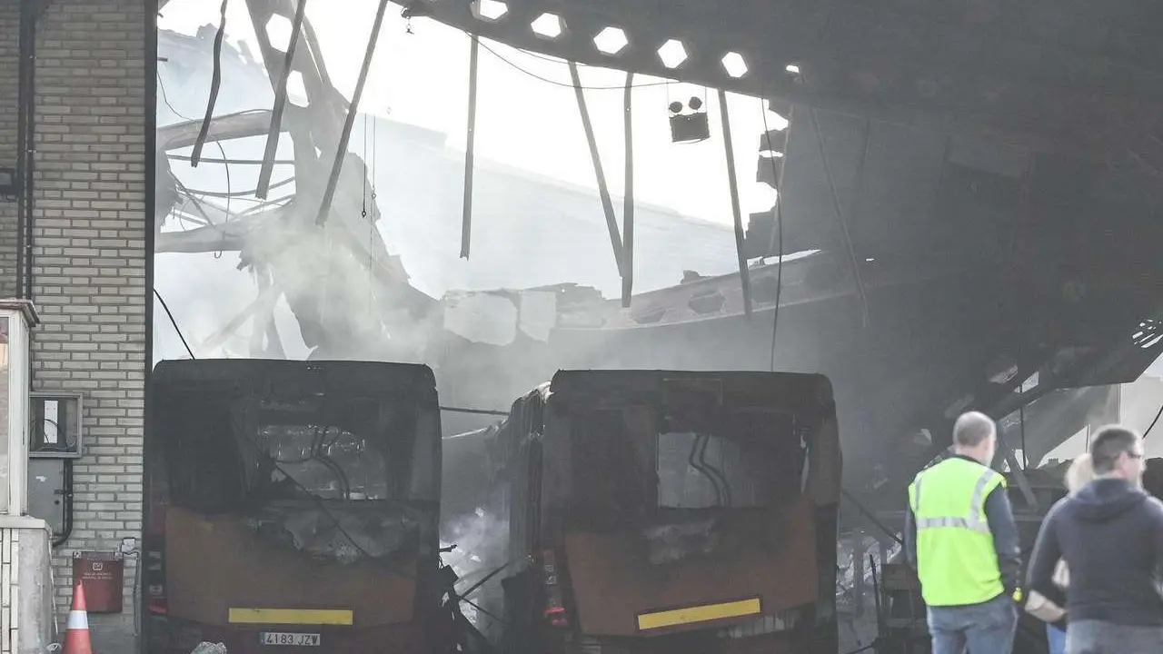 Un incendio ha causado importantes da&ntilde;os en las cocheras municipales de Burgos, con varios veh&iacute;culos calcinados. Ricardo Ord&oacute;&ntilde;ez