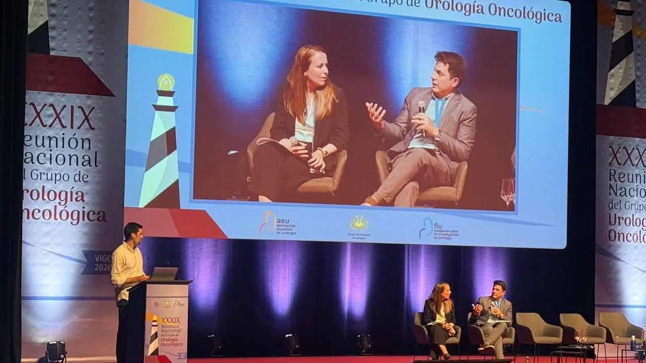 &Aacute;lvaro Pineda (derecha) moderando la mesa del Congreso Nacional de la Asociaci&oacute;n Espa&ntilde;ola de Urolog&iacute;a